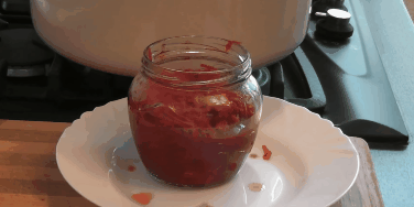 Aizpildījums borscht ziemai: Likt karstā aizpildīšanas sterilās burkās