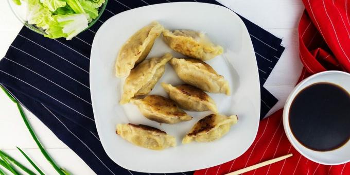 Gyoza klimpas ar gaļu un dārzeņiem