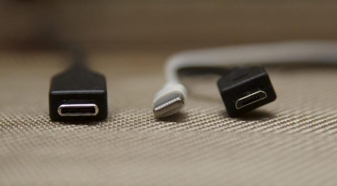 No kreisās uz labo: USB Type-C, zibens, micro USB