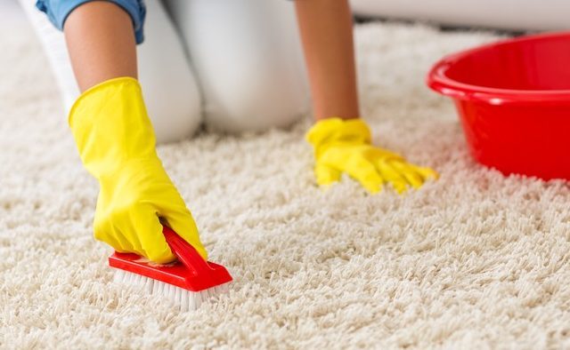 Kā tīrīt paklāju ar etiķi