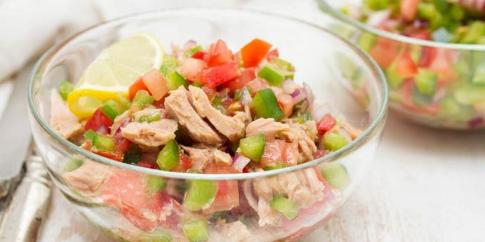 Ātrie salāti ar tunča konserviem un dārzeņiem