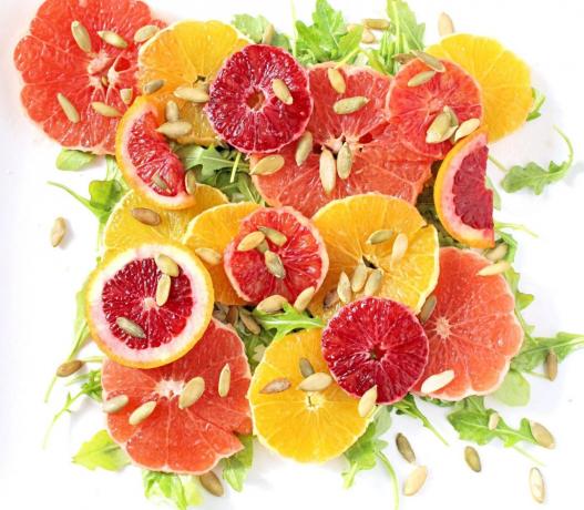 Vitamīnu salāti ar apelsīniem, arugula un ķirbju sēklām