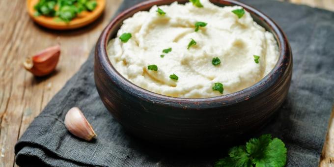 Ziedkāpostu biezenis ar ķiploku, skābo krējumu un parmezānu