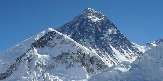 Everesta kalns aug