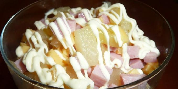 Šķiņķa, siera un ananāsu salāti: vienkārša recepte