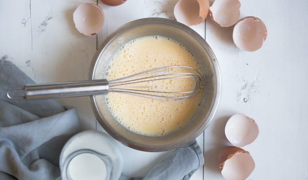 Quesadillas ar sieru, Everch, sinepēm un olu kulteni: Sakuļ olas, sāli un pienu olu kulteni
