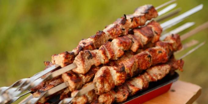 Cūkgaļas šašliku kebabs vīna marinādē