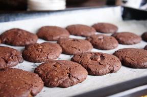 Recepte: Šokolādes kūka ar pildījumu un 2 veidu šokolādes chip cookies