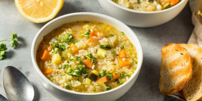 Zupa ar rīsiem, dārzeņiem un citronu