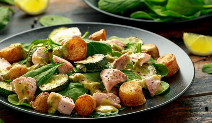 Silti salāti ar cukini, jaunajiem kartupeļiem un zivīm