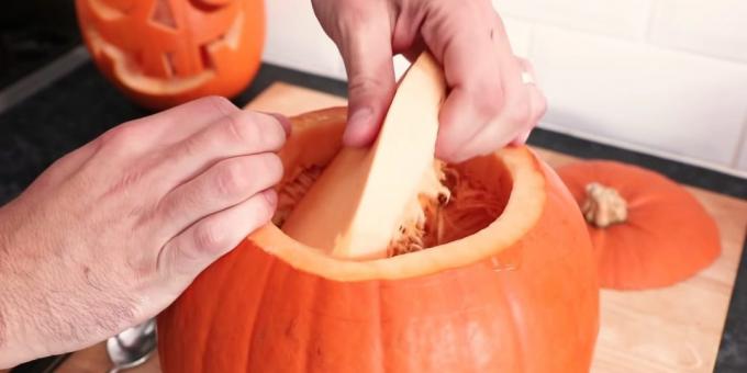 Kā samazināt ķirbju uz Halloween ar rokām: izņemt mīkstumu