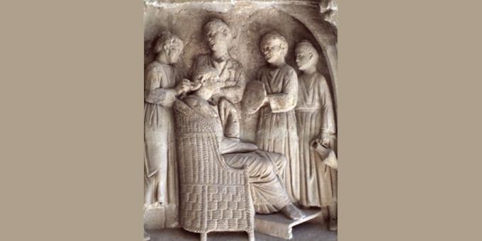 Kosmētikas vēsture: Romas sieviete izmanto kalpus, lai vadītu rīta tualeti.