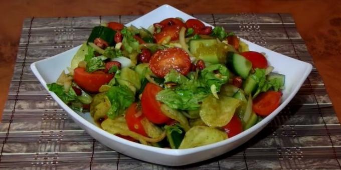 Dārzeņu salāti ar mikroshēmām, zemesrieksti un sojas mērci
