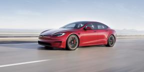 Elons Musks prezentēja ātrāko elektrisko Tesla automašīnu
