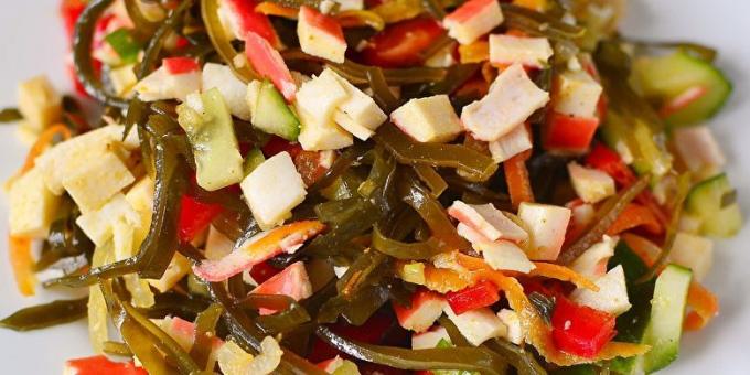 Receptes: Jūras kāpostu salāti ar krabju nūjiņām, olām un gurķi