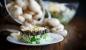Salāti ar ceptām sēnēm, ķīniešu kāpostiem un olām