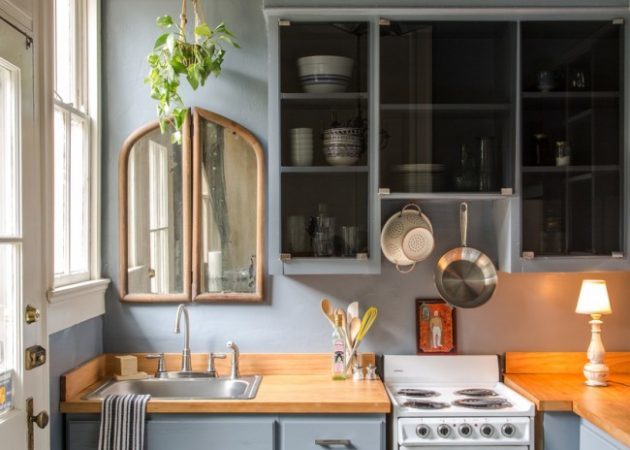 Mazā virtuves dizains: glancēts spoguļi un mēbeles