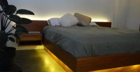 Mēs izmantojam sienas: dizaina idejas nelielām guļamistabām