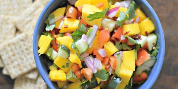 Salsa ar mango, gurķi, paprikas un medu