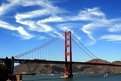 Cirrus Mākoņi virs Golden Gate Bridge