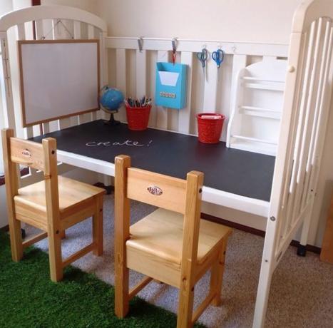 pārstrādāt vecu bērnu gultiņa-uz-a-kuģis-vai-darbs-vietas-for-jūsu-bērniem