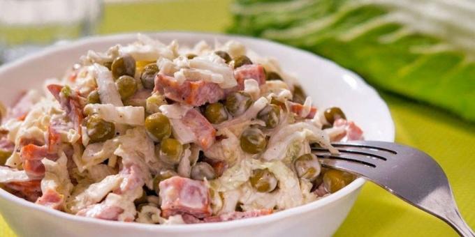 Ātri un garšīgi ēdieni: salāti ar kūpinātu desu