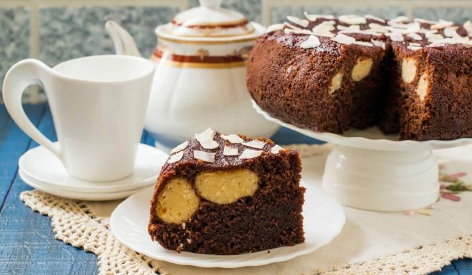 Šokolādes kūka ar kokosriekstu-biezpiena bumbiņām
