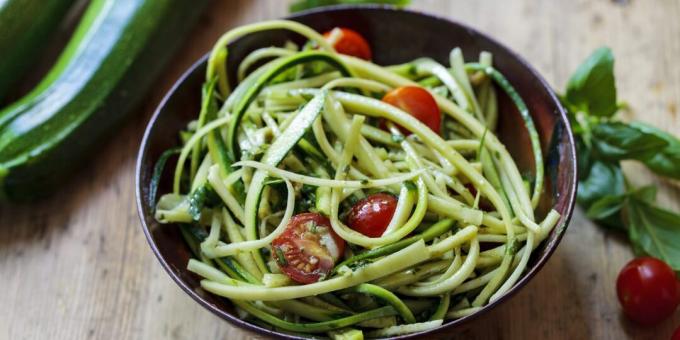 Salāti no svaigiem cukini ar tomātiem un pesto