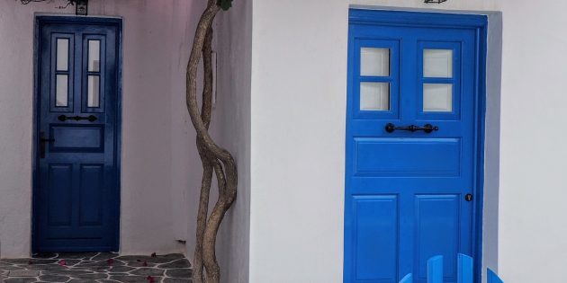 krāsu akcenti interjerā: durvīm
