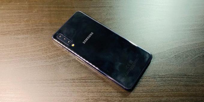 Samsung Galaxy A7: Aizmugurējais panelis