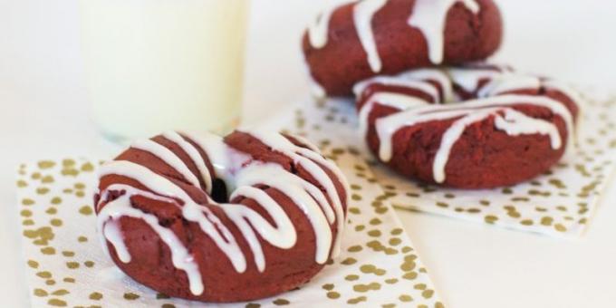 Receptes virtuļi: Donuts "sarkana samta" ar krēmīgo glazūru