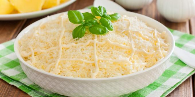 Salāti ar zivju konserviem, sēnēm un sieru: vienkārša recepte
