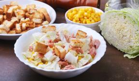 Salāti ar tunci, grauzdiņiem un ķīniešu kāpostiem