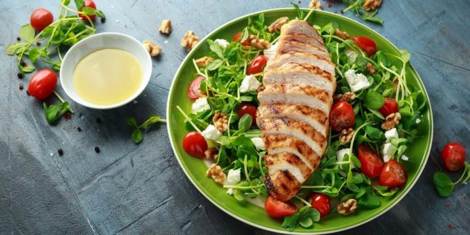 Paleo nedēļas ēdienkarte: veselīgi salāti ar vistu, dārzeņiem un fetas sieru
