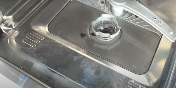 Kā tīrīt trauku mazgājamo mašīnu: atrodiet filtru