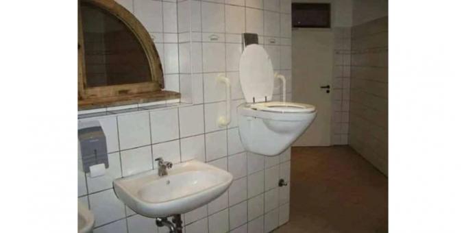tualete uz sienas