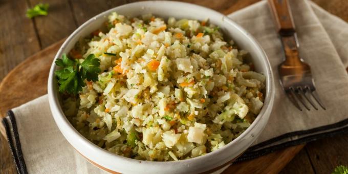 Diētas receptes: ziedkāpostu rīsi ar dārzeņiem un olām