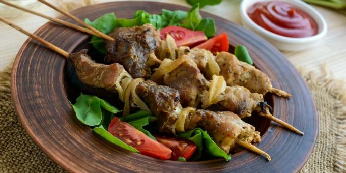 Cūkgaļas šašliku kebabs cepeškrāsnī