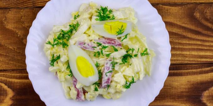 Salāti ar kūpinātu desu, olām un kāpostiem: vienkārša recepte