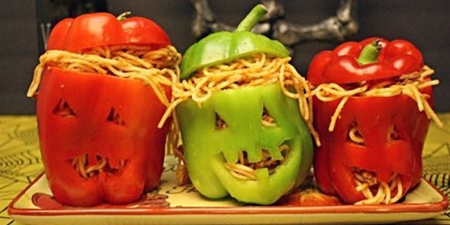 Trauki Halloween: vadītāji pipari pildīti ar spageti ar gaļu
