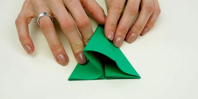 DIY Ziemassvētku eglīte: salieciet papīru