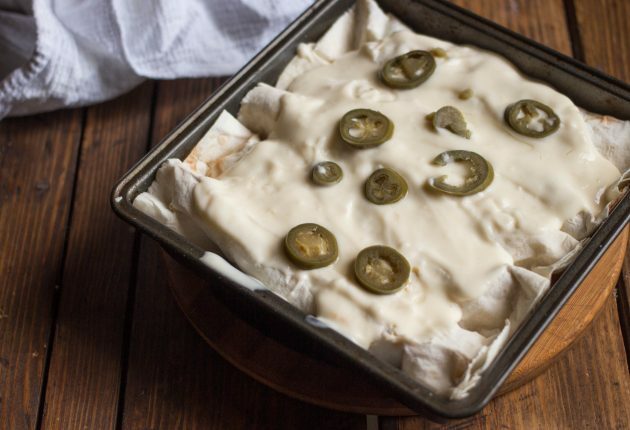 Uz enchilada pārkaisa jalapeno piparus