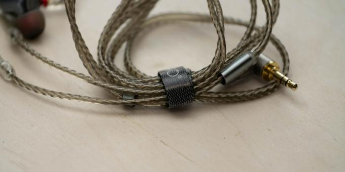FiiO FH5: kabelis ir biezāks, bet ne mazāk patīkamu uz tausti