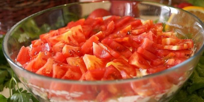 Salāti ar sēnēm, kūpinātu vistu un tomātiem