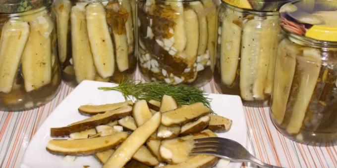 Salātu recepte "pirkstiem" gurķu ziemā ar ķiploku un pētersīļus