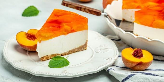 Necepiet siera kūku ar konservētiem persikiem