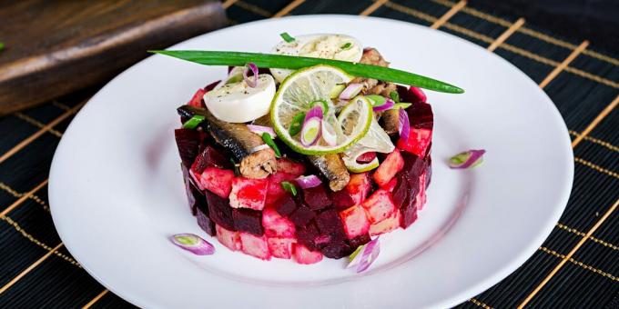 Salāti ar zivju konserviem, bietēm un burkāniem: vienkārša recepte 