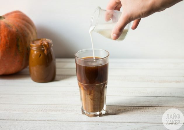 Ķirbju Latte: ielej kafiju un pienu
