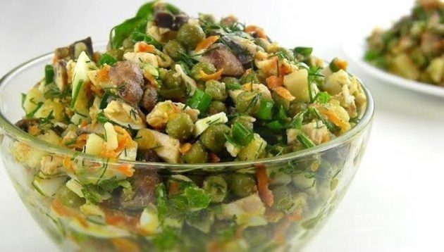 Salāti ar zaļajiem zirnīšiem, vistu, sēnēm un kartupeļiem