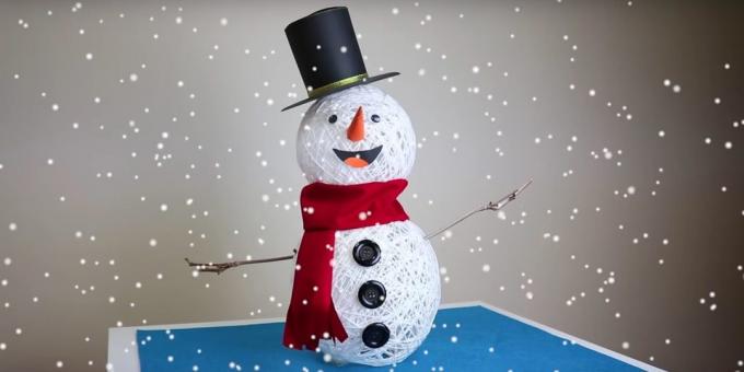 Kā veikt sniegavīru ar rokām no pavedienu